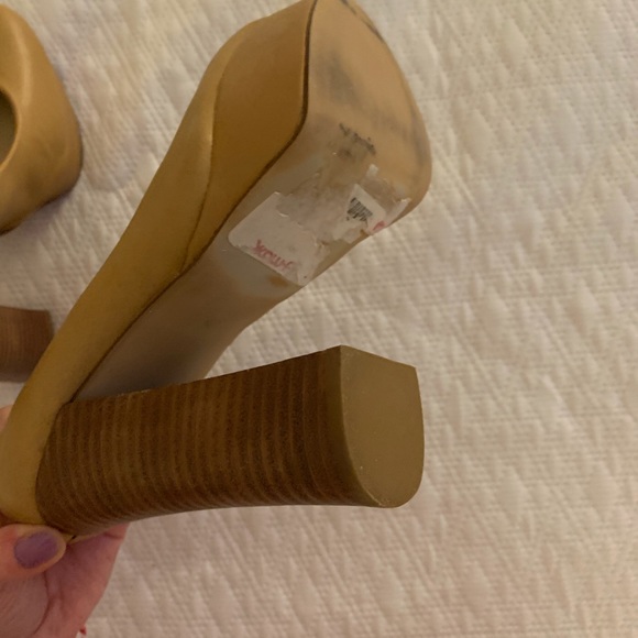 Shoes - Picture 6 of 8